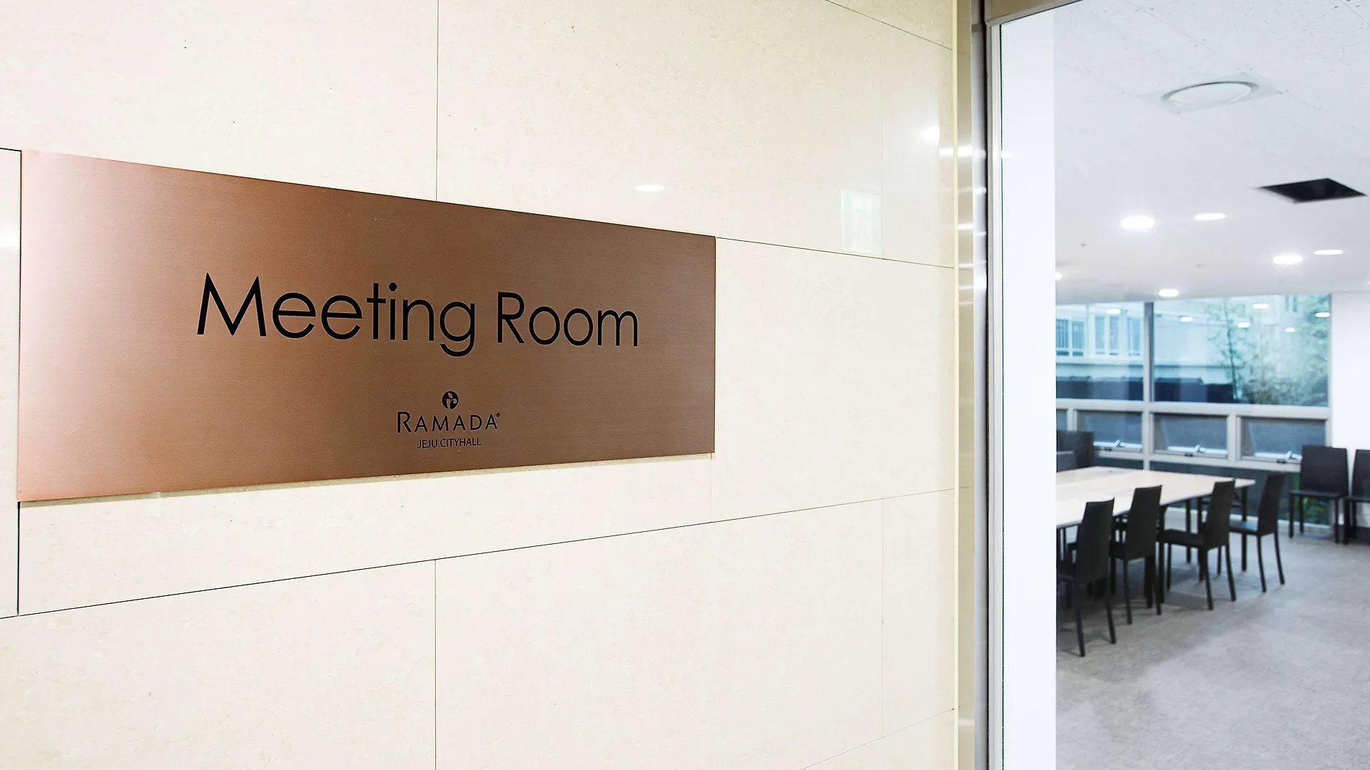 Ramada By Wyndham Jeju City Hall Отель